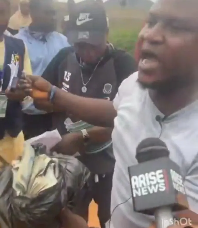 Angry Youths Chase Alleged Vote Buyers, Seize Bags of Cash in Osun